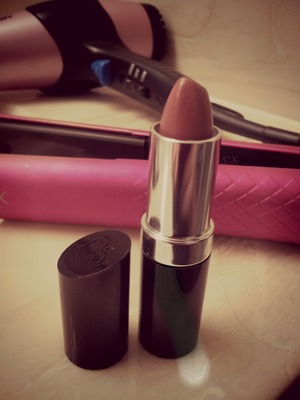 The perfect nude lipstick , I adore it , it's my holy grail of lipsticks. For all you nude shade lovers out there, I highly suggest this one ! Lasting Finnish Rimmle London lipstick in 007 airy fairy