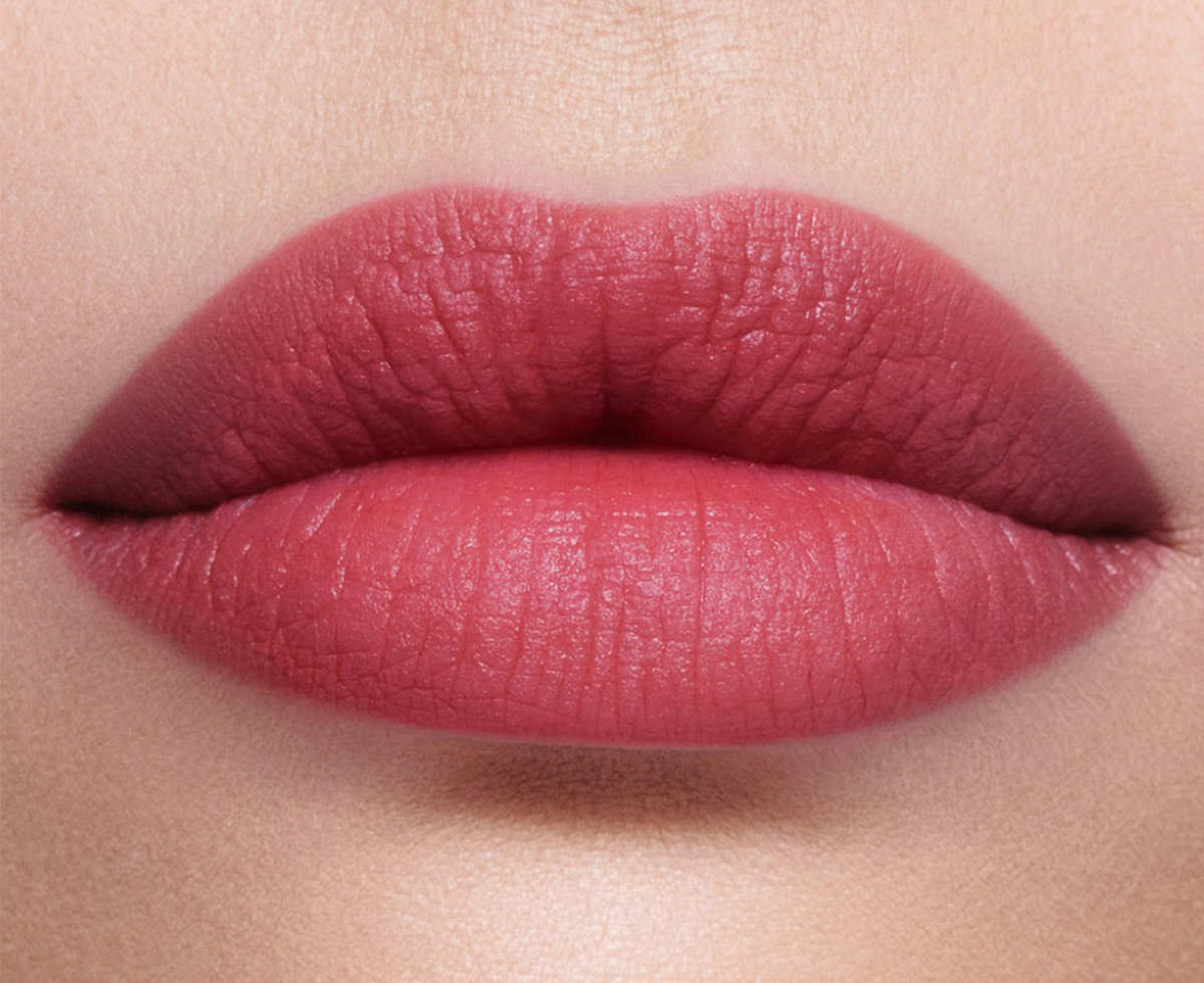 Charlotte Tilbury lip model wearing Rose Blur bold