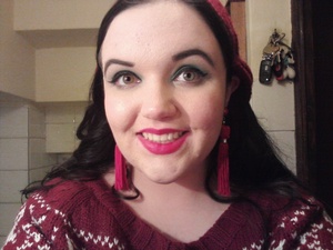Christmassy red lips and green eyes :3