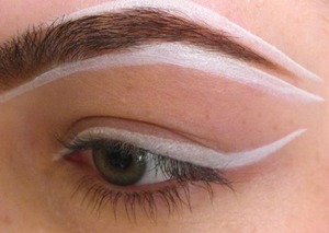 Using Maqpro Petite Fard Creme Palette PP22 White and an angled liner brush