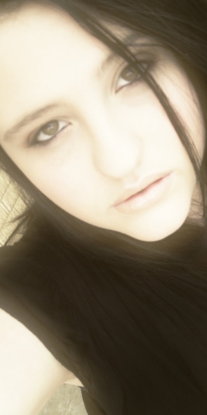 dark liner and nude lips :) 