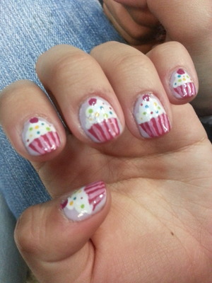 nail art featuring cute cupcakes.