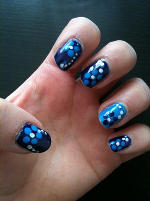I did that nail design some months ago. I know, my cuticles were bad on that day :(