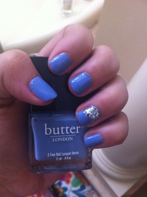 This look uses Butter London "Sprog" and Essie Luxe Effects "set in stones" on the accent nail. 