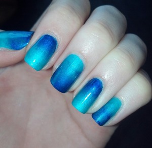 Two-toned blue gradient nails