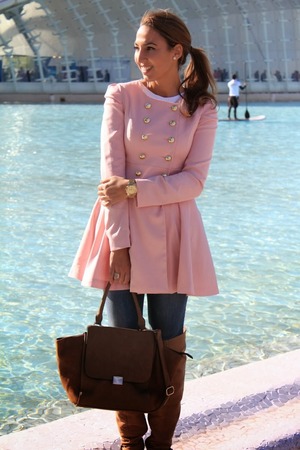 Pink trench coat,featuring a sweet style,a round neck with long sleeve,double breasted design to the front with wild pleating around the shoulder,skirt design hem with long length to the finish. 