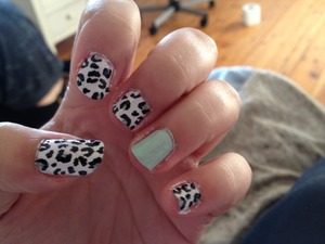 Grey, white and black leopard nails, and I putted a greenish blue on the index finger 
