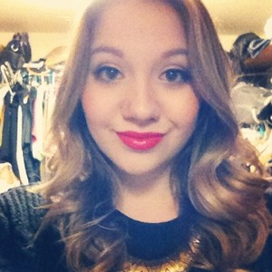 Red lip. Curled hair. 