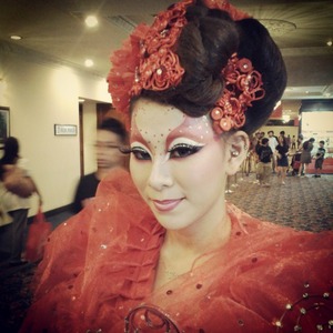 Inspired by concubines and empresses of Ancient China...

Makeup : Tan Weng Yan
Hairstyle: Nicholas T.

