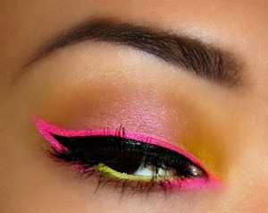 i used the same sleek acid palette but the yellow in the inner corner didn't really show up...oh well! (: 