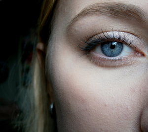 Used the eyeshadow of the Naked2 palette of Urban Decay