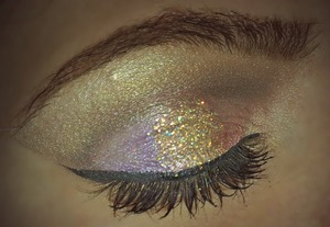 In this make up i've applied some hot pink in the inner corner, some gold glitter in the middle and some violet in the outside corner. In the crease i've blended some dark brown (revlon bedroom eyes in smokin'). Near to the eyebrown i've applied some shimmer white. 