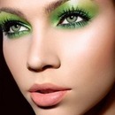 Green 💚 makeup.