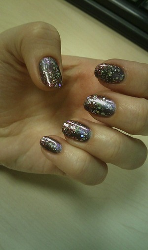 it was really very hard to make. 
2 "chameleon" + 2 sparkling nail polishes used
all Essence