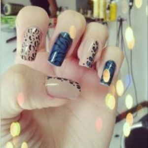 It was inspired by a Sephora nail art, made by my Nail Artist here in Brazil.