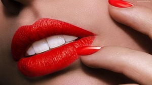 red lips white red nailpolish!!!