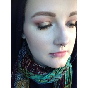 I've been wearing this look a lot lately for the holiday and I am in love with it! I have rediscovered my naked palette and I can't stop using it! 