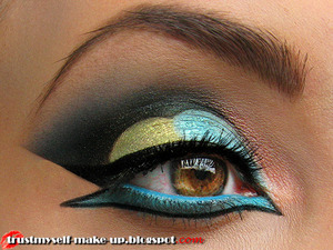 More pictures and products list here: http://trustmyself-make-up.blogspot.com/2012/07/makeup-geek-eyeshadows-lipsticks-and.html