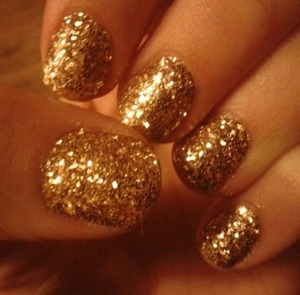 Lovely gold glitter nails, perfect for christmas! 

Products used:
- Catrice nailpolish 'Golddigger'
- Golden glitter