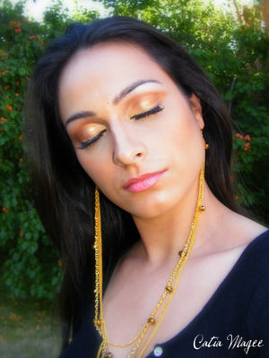 Pure fusion mineral eyeshadows
Golden apricot on the lid
Gold Rush on the crease
White velvet as the Highlight