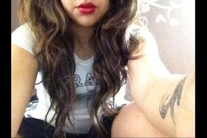 Red Lips
Wavy Hair
& Tattoos 💚