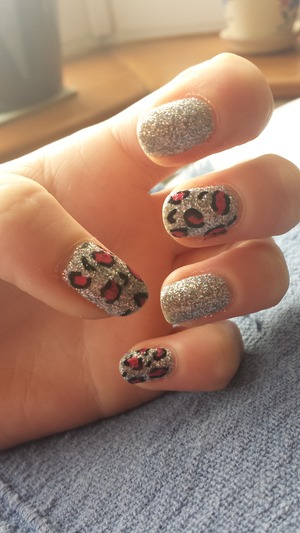 done these for my work Christmas party. glitter and leopard print, two of my favourite things