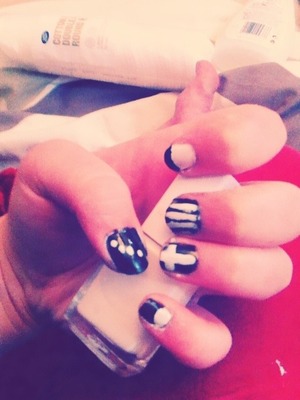 My first time trying to put a design on my nails! Eek! Does look a bit crappy but I, for one, am proud of them!:D