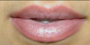 I used a lipgloss ontop, to make the lips stand out
Amelie - Winter Sparkle (mint lipgloss)
