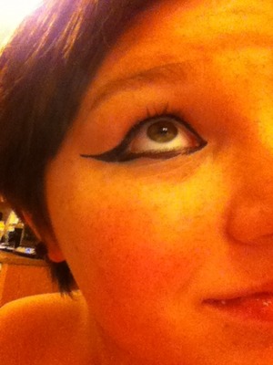 Long eyeliner wing with nutral color.