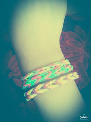 I made this bracelet with different elastic bands