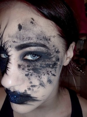 more pics and products used:
http://satellitedreams.blogg.se/2012/january/makeupmadness-marilyn-manson-got-hit-by-a-ca.html#
