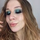 Dramatic Teal Smokey Eyes With Pop of Gold