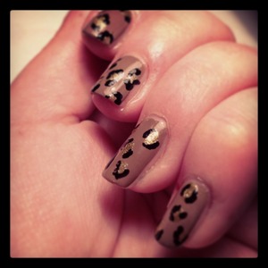 Leopard nails
