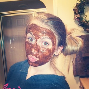 Trying out the Honey, cinnamon & nutmeg facile mask :p i look ridicules...haha(; 