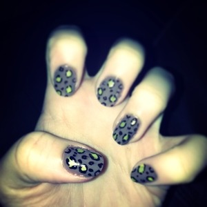 No 7 brown with nail art black outline 