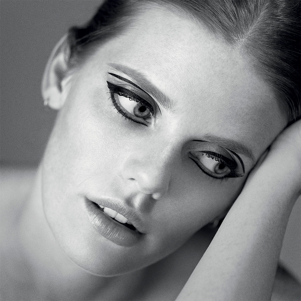 Sisley-Paris model wearing the Ligne Noire Eyeliner