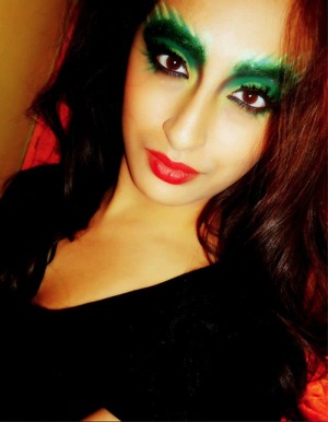 Skip the leaves and grab some glitter! Halloween Makeup Poison Ivy