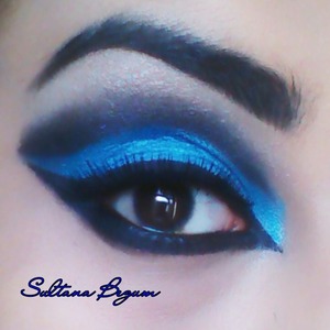 Dramatic blue and black cut crease look 
Follow my looks of Instagram..  Sullymalik