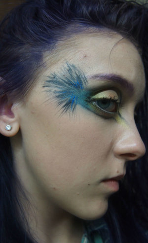 The look for today was this kind of bird like eye makeup!