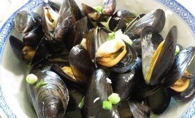 How to Cook Mussels in Garlic and White Wine Sauce