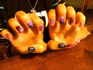 A friend came, and she wanted me to do a mix of different nail art designs on her ;) this is what I came up with...