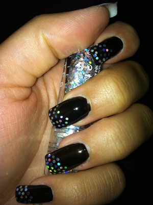 A simpel partylook for your nails. Black nailpolish, some flat rinstones and topcoat.