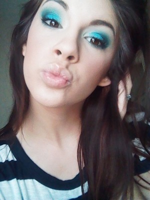 teal eye makeup using wet n wild LE palette in 'drinking a glass of shine'