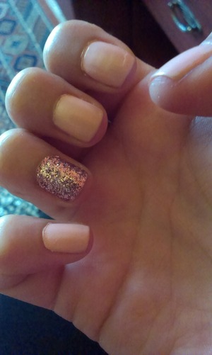 pink nails and glitter! love glitter