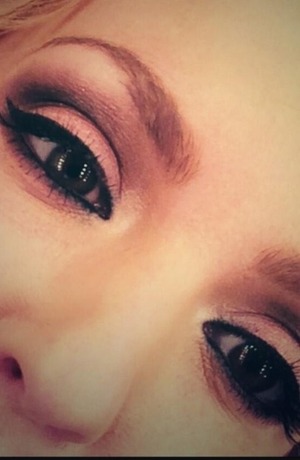 Lisa Lambe has gorgeous eye makeup for her performances on tour