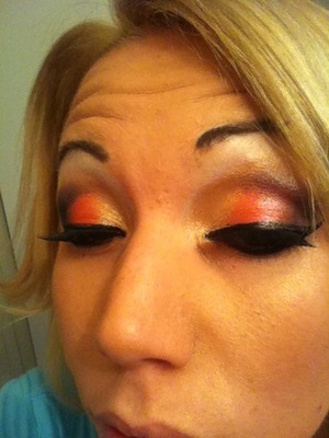 Red in middle if lid , gold in corners black on crease