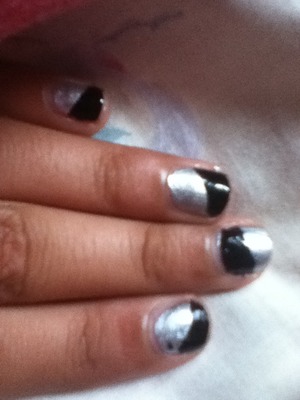 My cousin showed me this design and I tried to copy it I'm not really sure I did it right though what do u girls think?