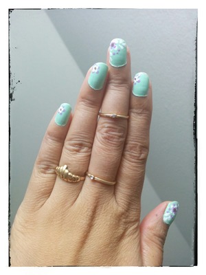 had a lot of time today, so this came up.  felt like a teenager all over again ????????
used Sally Hansen "mint sorbet"