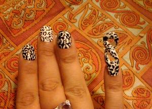 my first acrylic spiral nail ever with ...... you guessed it leopard print :P