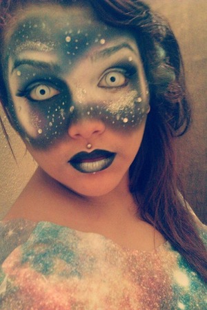this makeup is extremetly cute and usefull for alot of halloween costumes.